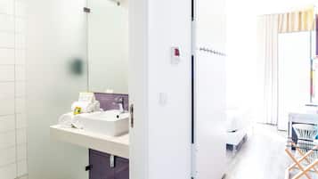 Familiekamer (Standard) | Badkamer | Een douche, gratis toiletartikelen, een haardroger, badjassen