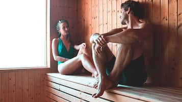 Una sauna con bancos de madera y techo inclinado.
