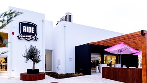 Un edificio moderno con un cartel que dice "RIDE ACTION RESORT & SPA".