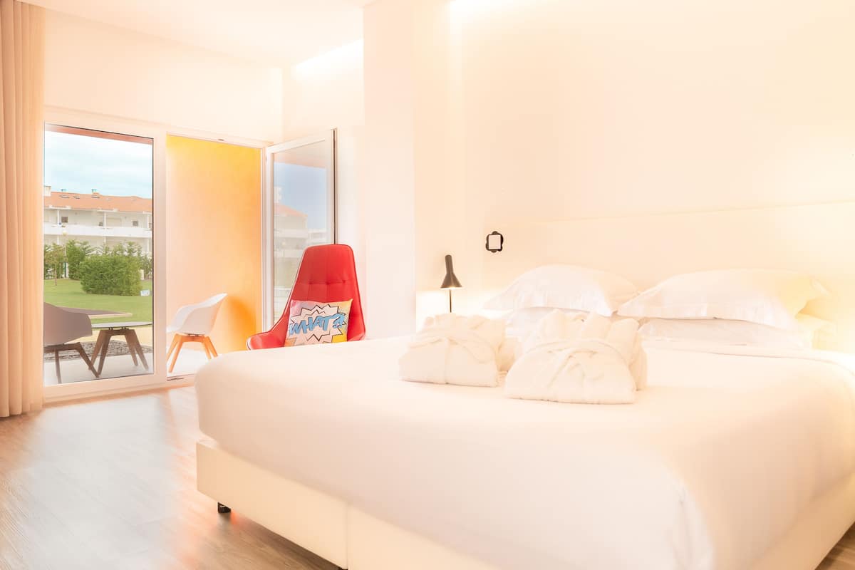 standard double room | premium bedding, memory-foam beds, in-room safe, laptop workspace