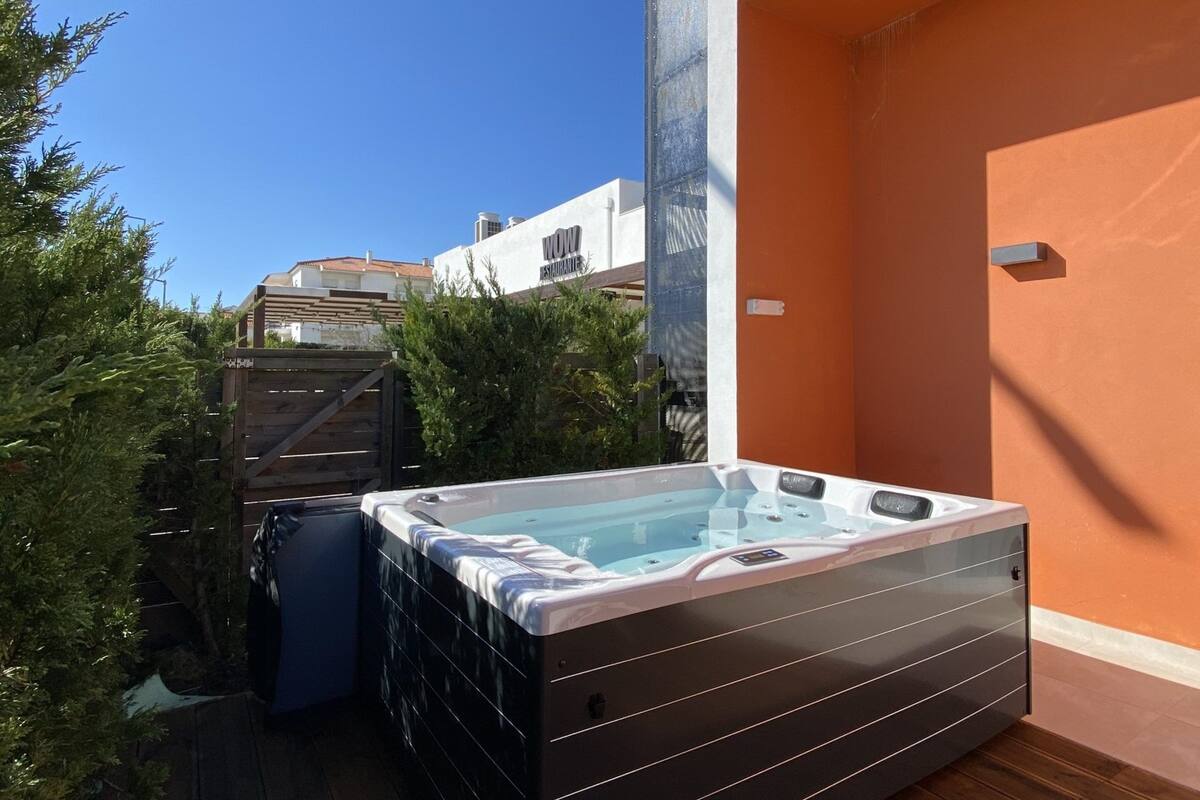 Family Room (Superior) | Private spa tub