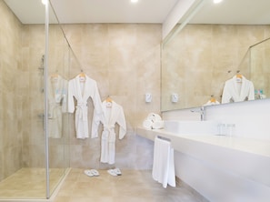 Family Room (Superior) | Bathroom | Shower, free toiletries, hair dryer, bathrobes