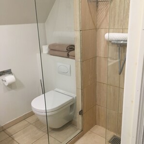 Dusche, kostenlose Toilettenartikel, Haartrockner, Handtücher