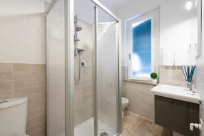 Basic-Penthouse | Badezimmer | Dusche, kostenlose Toilettenartikel, Haartrockner, Bidet
