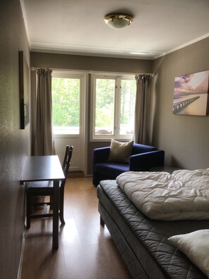 Double Room, Balcony | Iron/ironing board, free WiFi - Motell Sørlandet (Lillesand)