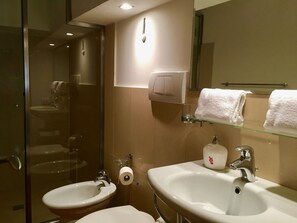 เบสิกอพาร์ทเมนท์, 1 ห้องนอน | ห้องน้ำ | ฝักบัว, ไดร์เป่าผม, โถสุขภัณฑ์แบบบิเดท์, ผ้าเช็ดตัว