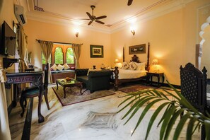 1 bedroom, in-room safe, individually decorated, individually furnished - Khas Bagh (Jamwa Ramgarh)