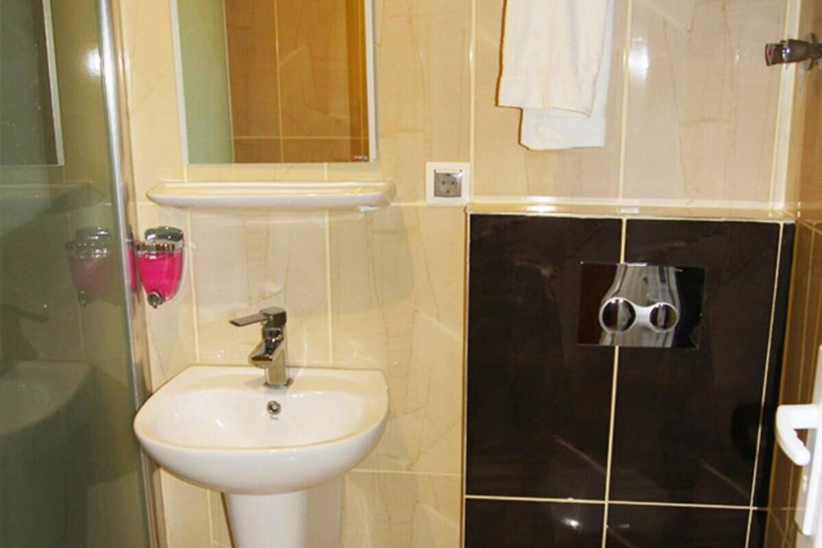 shower, free toiletries, hair dryer, slippers