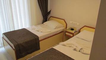 Habitación clásica, 2 habitaciones, vista a la ciudad | Balcón