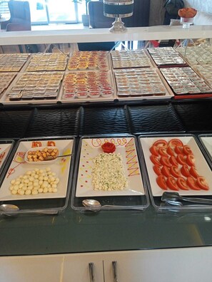 Free daily buffet breakfast - Dostlar Hotel (Mersin)