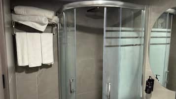 Bruser, gratis toiletartikler, hårtørrer, hjemmesko