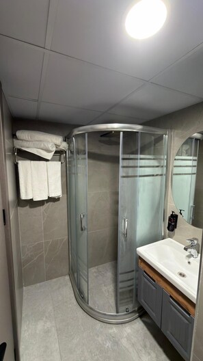 Shower, free toiletries, hair dryer, slippers - Dostlar Hotel (Mersin)