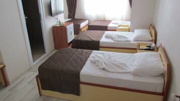 Habitación clásica, 4 habitaciones, para no fumadores, vista a la ciudad | Minibar, caja de seguridad en la habitación y insonorización