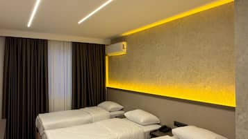 Classic-værelse - 3 enkeltsenge - ikke-ryger - byudsigt | Minibar, pengeskab på værelset, lydisolering, gratis Wi-Fi