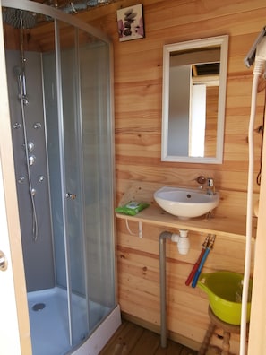 Family Cabin, 1 Bedroom, Kitchenette | Bathroom | Shower, towels