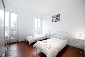 Basic-Apartment, 3 Schlafzimmer | 3 Schlafzimmer, Schreibtisch, schallisolierte Zimmer