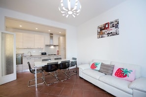 Basic Apartment, 3 Bedrooms | Living room | Flat-screen TV - Brunelleschi (Florence)