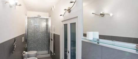Appartement de base, 3 chambres | Salle de bain | Douche, séchoir à cheveux, peignoirs, bidet