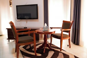 Deluxe Double Room | Living area | Flat-screen TV - Romalo Hotel & Apartments (Kigali)