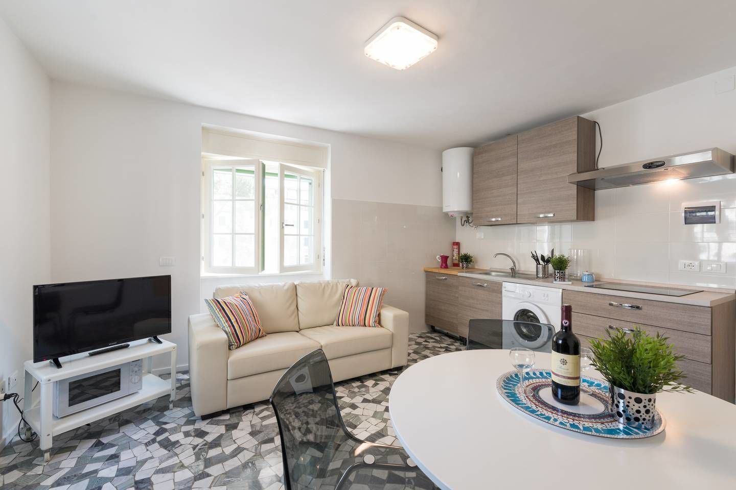 Departamento básico, 2 habitaciones | Sala de estar | Televisión de pantalla plana 