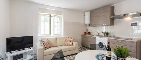 Departamento básico, 2 habitaciones | Sala de estar | Televisión de pantalla plana