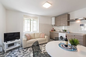 Basic Apartment, 2 Bedrooms | Living room | Flat-screen TV - Buonarroti (Florence)