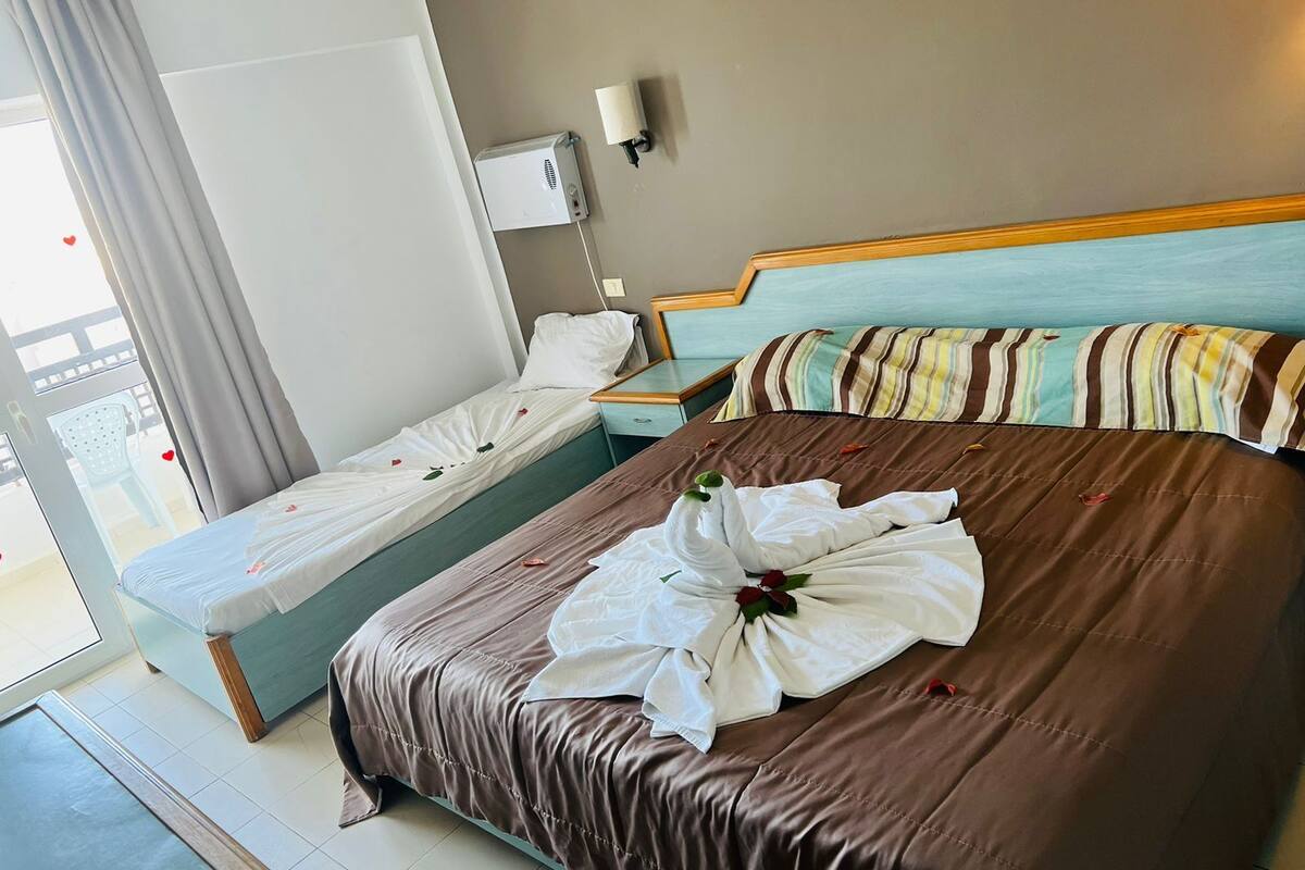 Triple room city view | Blackout drapes, iron/ironing board (on request), WiFi (free)