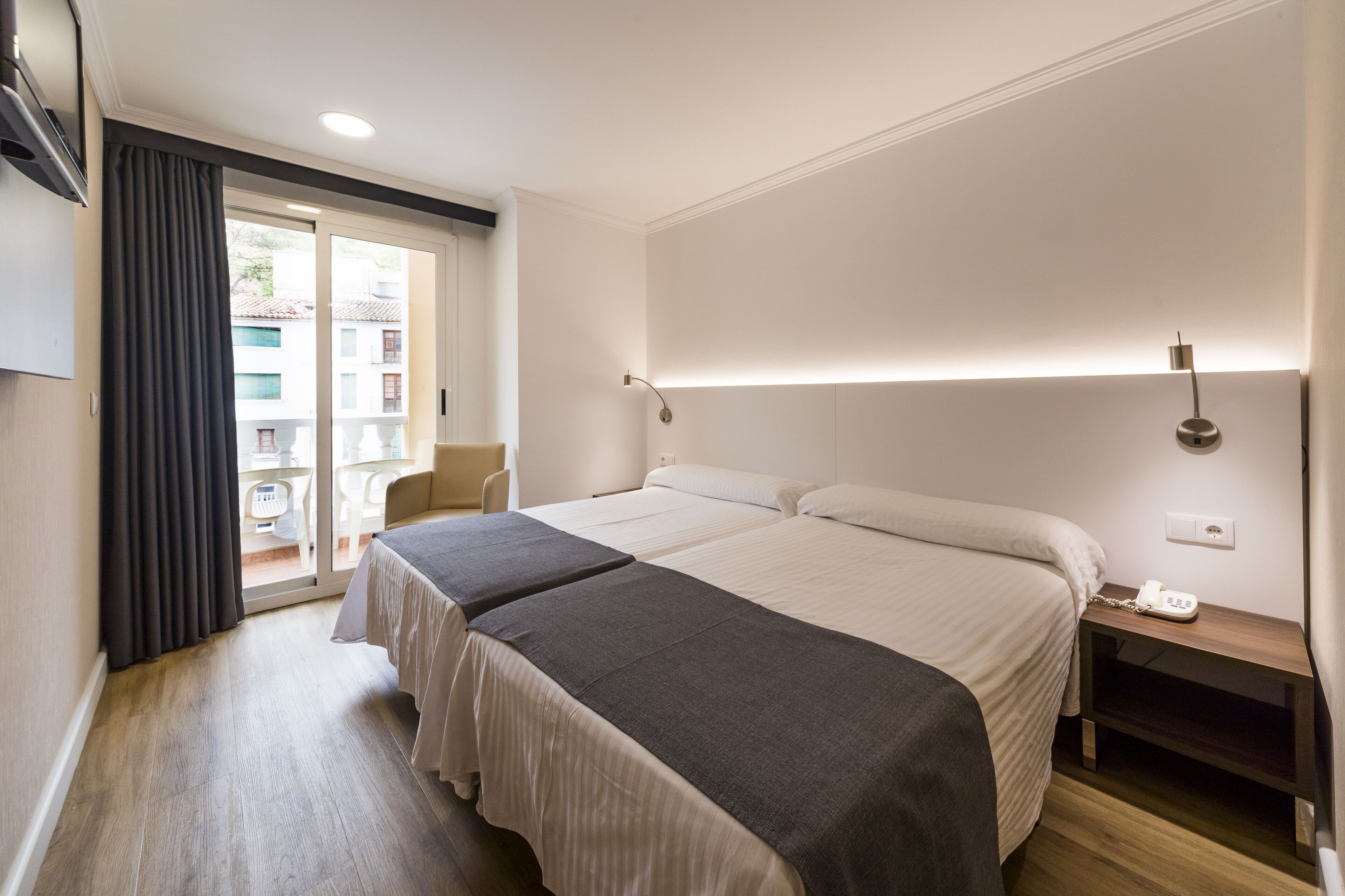 standard double room | minibar, desk, blackout curtains, soundproofing