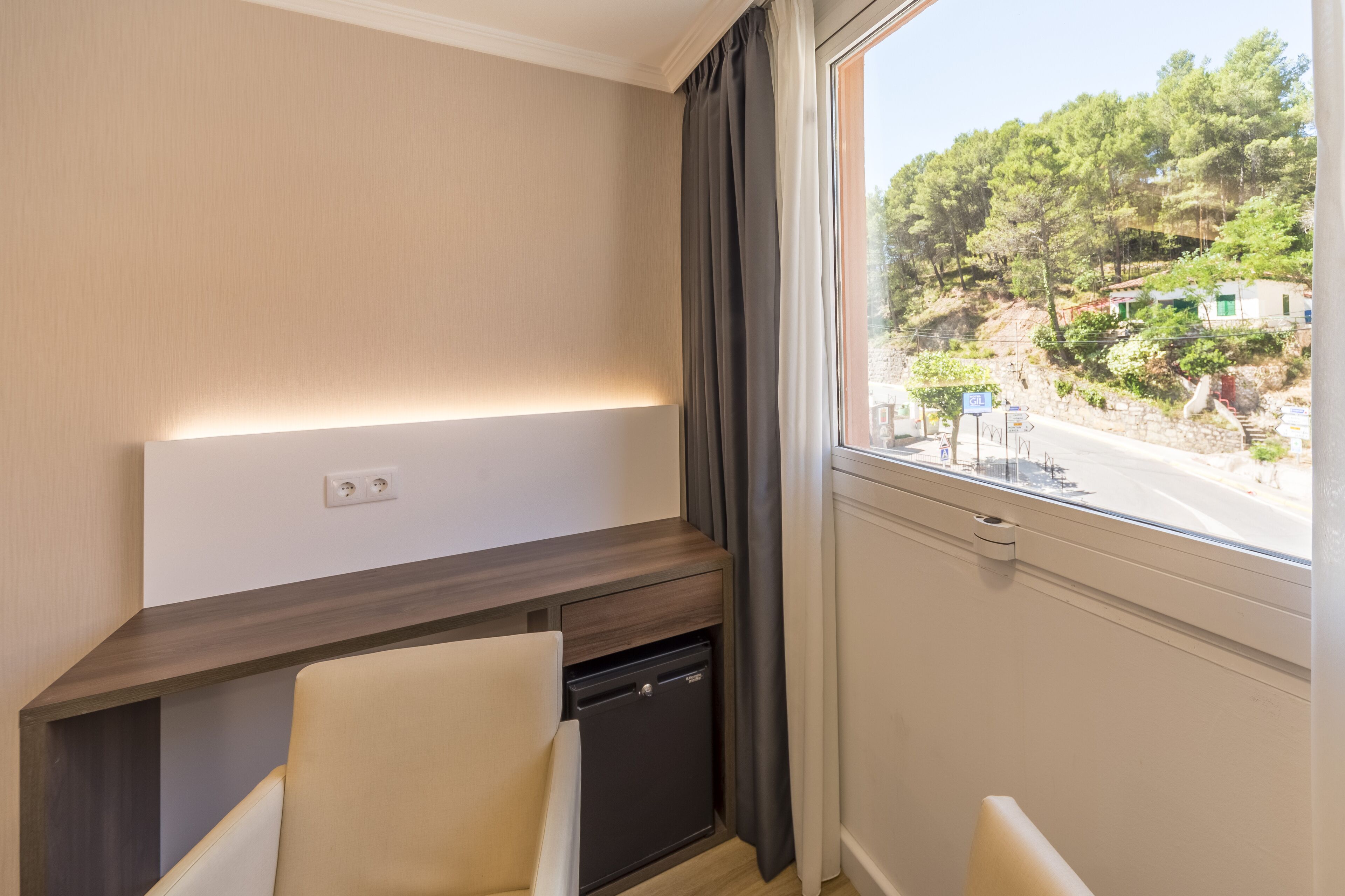 standard double room | minibar, desk, blackout curtains, soundproofing