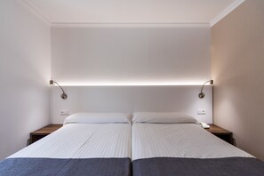 Een minibar, een bureau, verduisterende gordijnen, geluiddichte muren