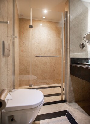 Een douche, gratis toiletartikelen, een haardroger, pantoffels