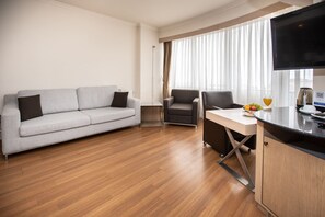 Family Room, City View | Minibar, in-room safe, free WiFi, bed sheets - KONAK PARK HOTEL (Yomra)