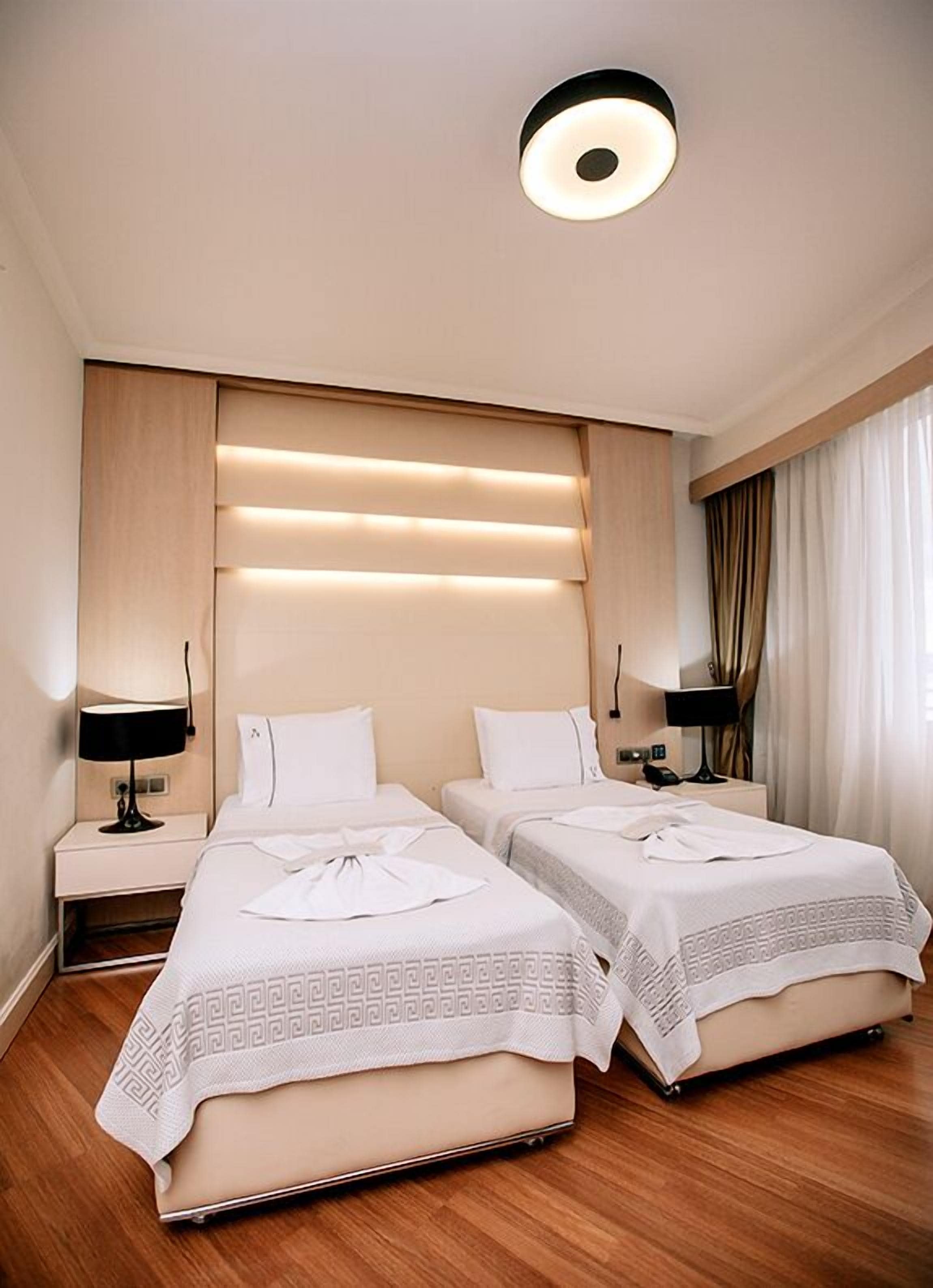 Family Room, City View | Minibar, Zimmersafe, kostenloses WLAN, Bettwäsche