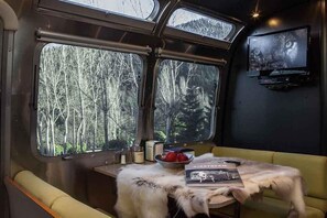 Doppelzimmer (Airstream) | Kostenloses WLAN, Bettwäsche