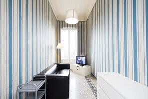 Appartement, 3 chambres | Salle de séjour | Télévision à écran plat