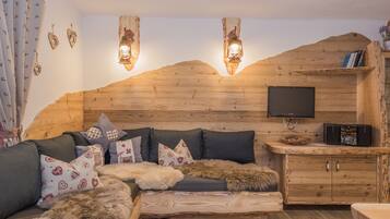 Apartamento básico, 2 quartos, vista para o lago | Área de estar | TV de tela plana