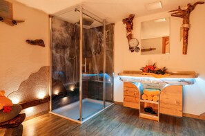 Maison classique, 5 chambres, vue sur le lac | Salle de bain | Séchoir à cheveux, serviettes fournies