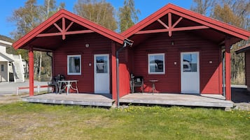 Cabin (11 - 12 shared shower) | Terrace/patio