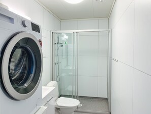 Appartement, 2 chambres, vue sur l’océan (Apartment 29 B - 31 B) | Salle de bain | Douche, papier de toilette