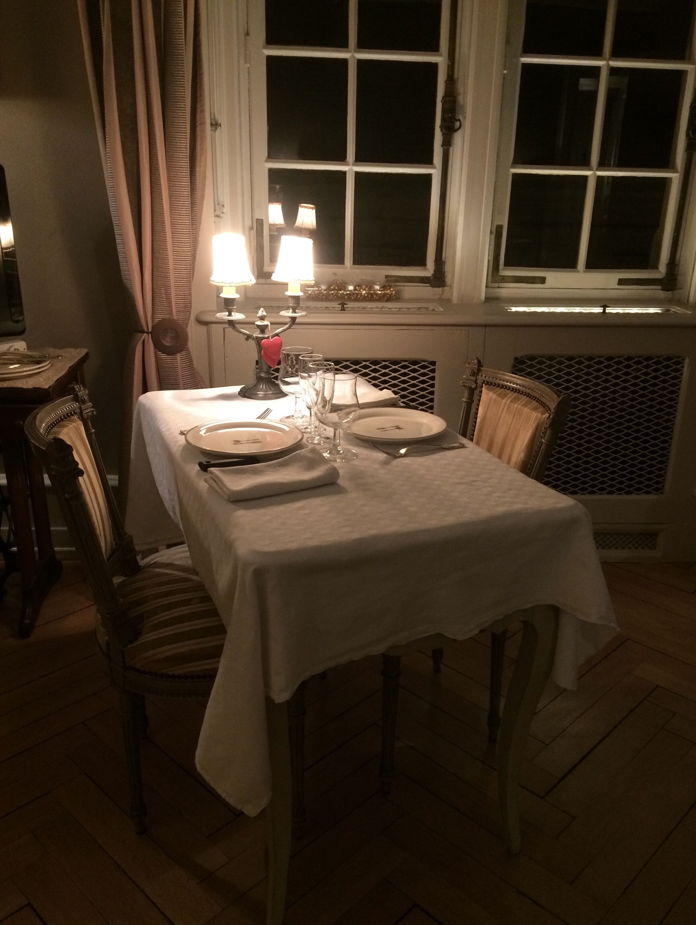 City suite (Suite Eberhardine) | Een gratis minibar, een bureau, verduisterende gordijnen
