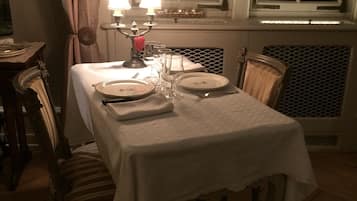 City suite (Suite Eberhardine) | Een gratis minibar, een bureau, verduisterende gordijnen