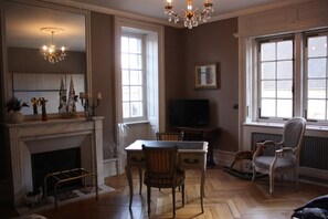 City-suite (Suite Eberhardine) | Gratis minibar, skrivebord, mørklægningsgardiner, strygejern/strygebræt
