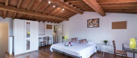 3 habitaciones, escritorio, tabla de planchar con plancha y cunas