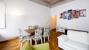 Apartemen Basic, 2 kamar tidur | Ruang keluarga | TV layar datar