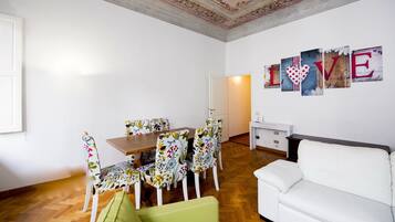 Appartement, 2 chambres | Salle de séjour | Télévision à écran plat