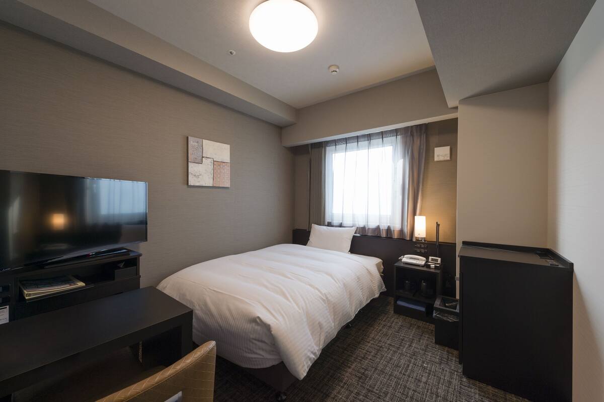Desk, WiFi (free), bed sheets
