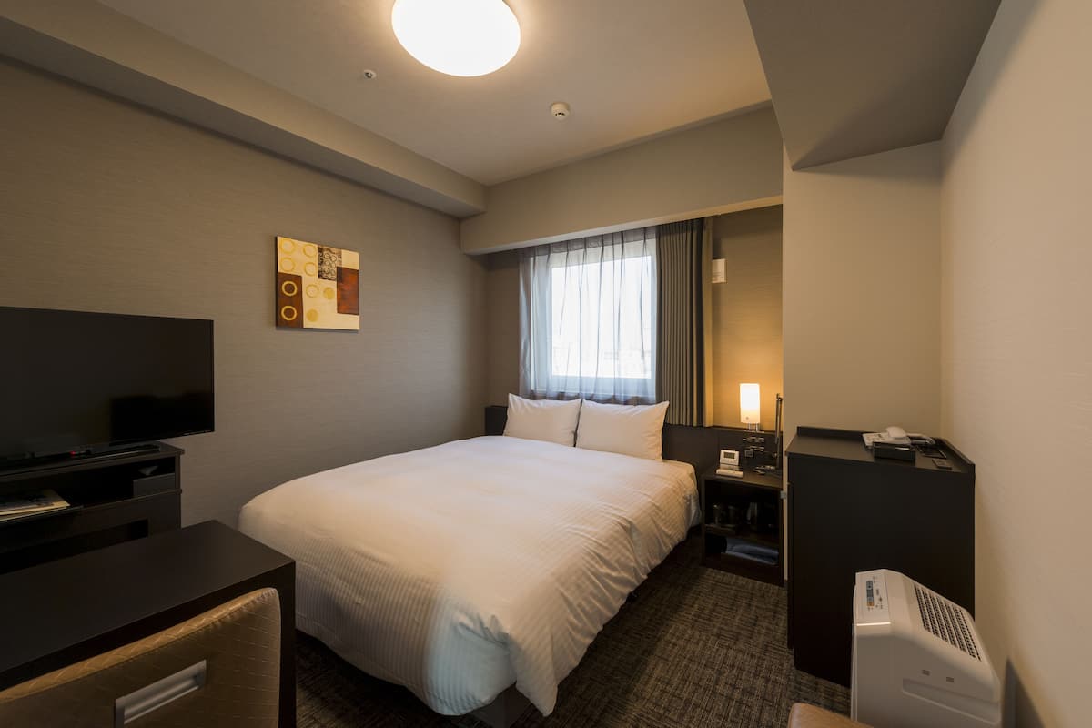 Desk, WiFi (free), bed sheets