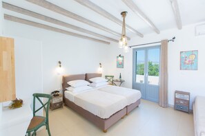 Kolmen hengen deluxe-huone, merinäköala | Tallelokero huoneessa, äänieristys, silitysrauta/-lauta, ilmainen Wi-Fi