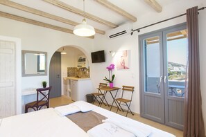 Habitación Deluxe doble, 1 cama doble, vistas al mar | Caja fuerte, sistema de insonorización, tabla de planchar con plancha