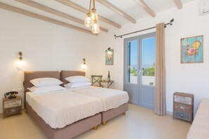 Deluxe driepersoonskamer, uitzicht op zee | Een kluis op de kamer, geluiddichte muren, een strijkplank/strijkijzer